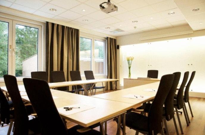 Nova Park Conference Hotel Knivsta  Bagian luar foto