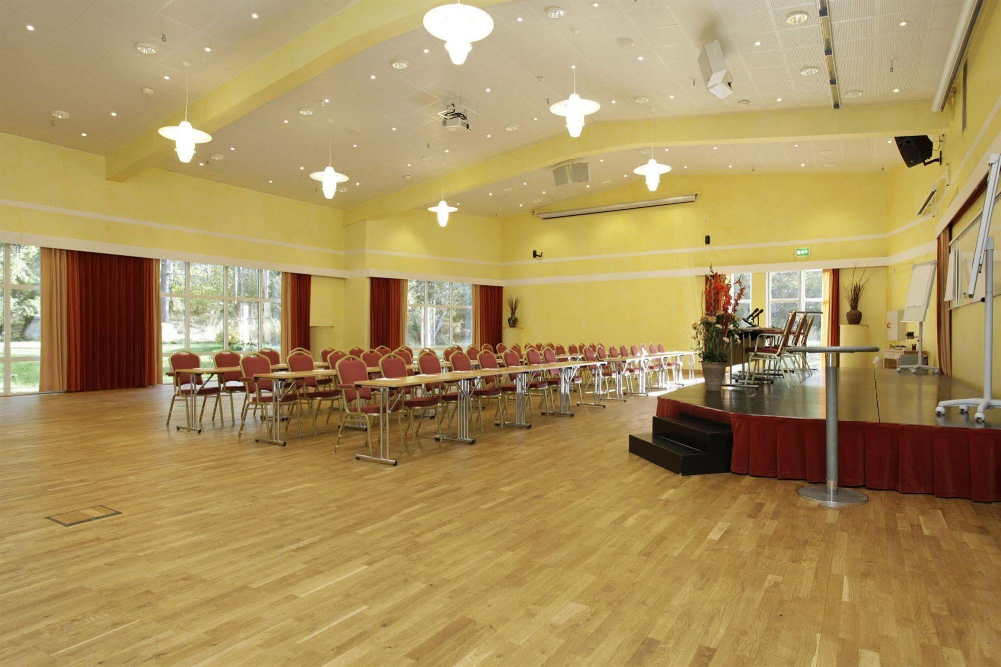 Nova Park Conference Hotel Knivsta  Bagian luar foto
